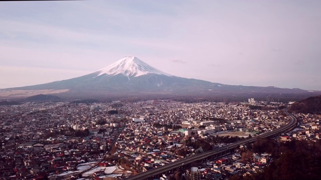 鸟瞰图视频4k。日本富士山的最佳观景地点是樱花塔寺。日本视频素材