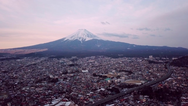 鸟瞰图视频4k。日本富士山的最佳观景地点是樱花塔寺。日本视频素材