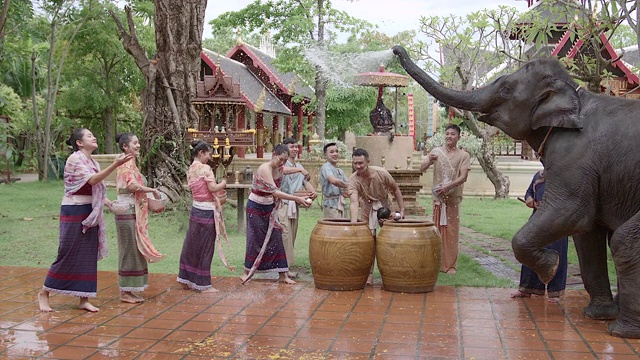 一群泰国和老挝的男孩和女孩在泼水节泼水视频下载