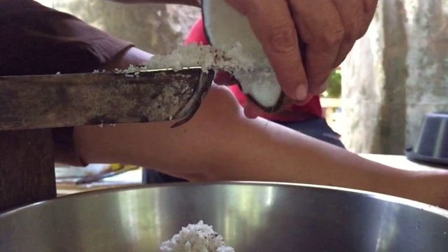 正在刮椰子的人视频素材