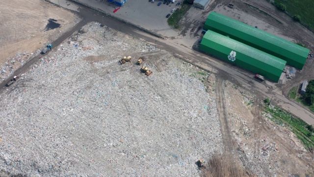 垃圾填埋场机器在工作期间的无人机视图视频素材