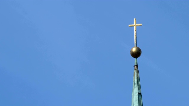 教堂的柱子顶端有一个黄色的十字视频下载