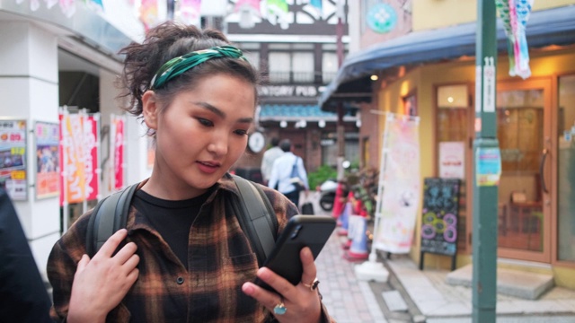 年轻的蒙古女旅行者在黄昏探索东京视频素材