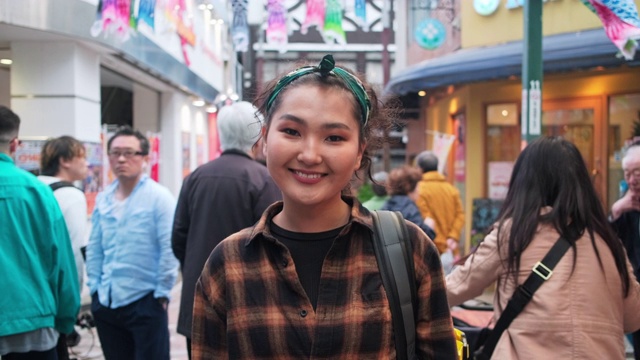 年轻的蒙古女旅行者在黄昏探索东京视频素材