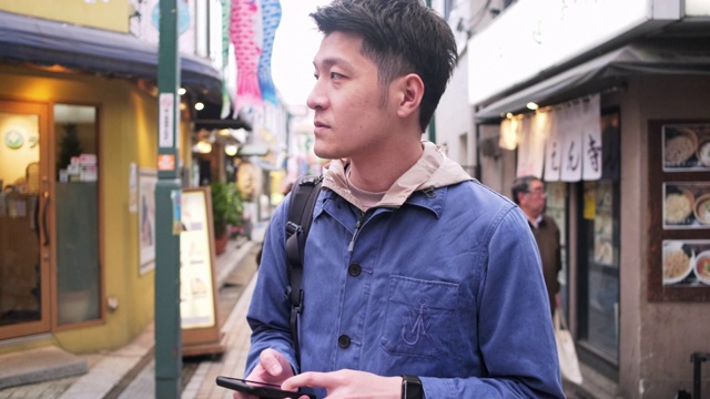 黄昏时分探索东京的年轻日本男游客视频素材