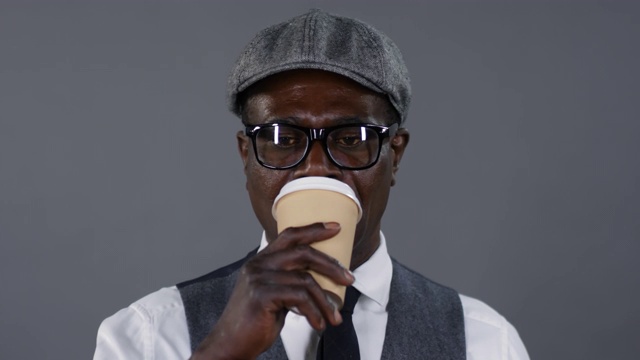 优雅的非洲绅士喝咖啡视频下载