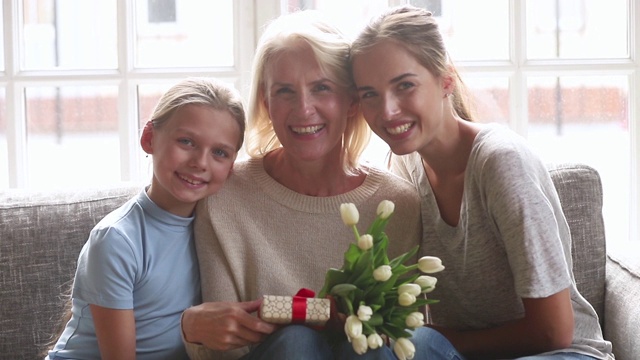 年轻的妈妈和小女儿祝贺老祖母的生日视频素材