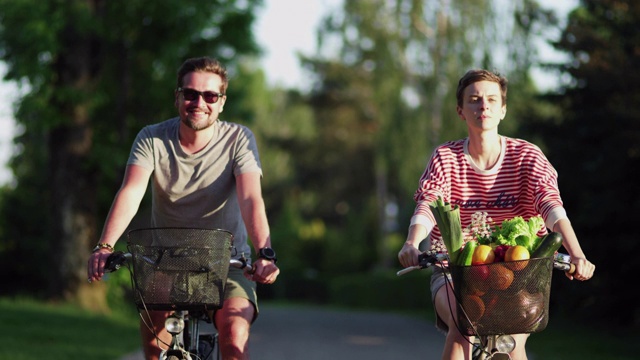 夫妇的自行车旅行视频下载