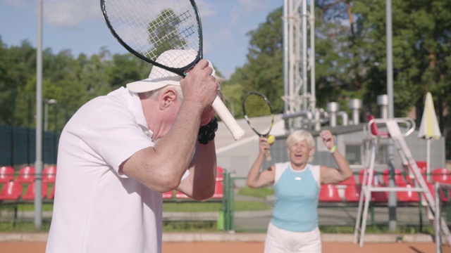 这对老夫妇在网球场上输掉了比赛。视频下载