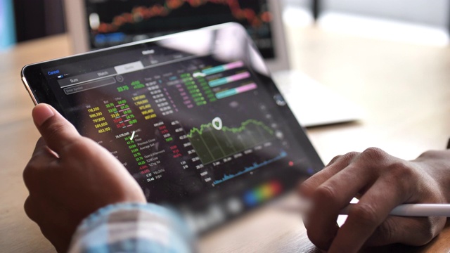 近距离商人分析股票市场数据的数字平板电脑视频下载