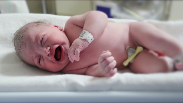 刚出生的婴儿在医院的第一分钟就哭了视频素材