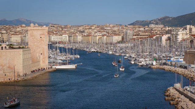 日落时分，游艇驶往马赛老港。法国马赛的视频素材