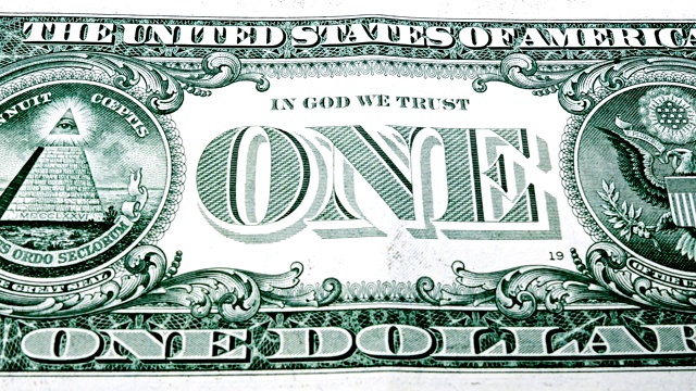 滑动视频一美元纸币，显示“一”的文字和图像的金字塔和鹰。视频下载