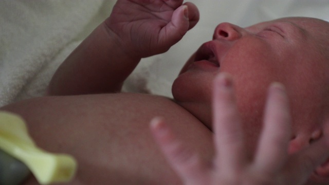 新生婴儿生命的第一分钟。孩子在医院视频素材