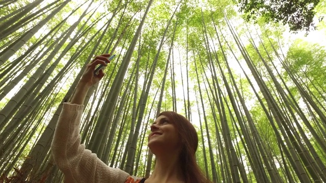 游客在京都的岚山竹林视频素材
