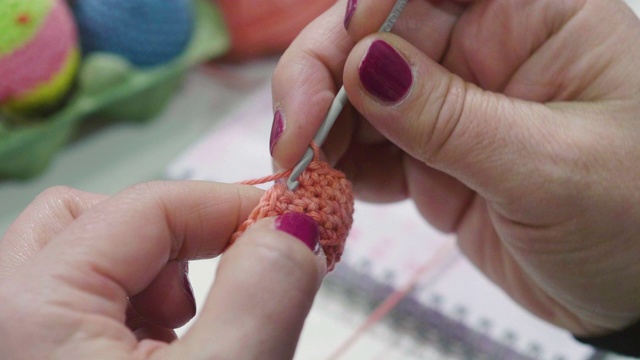 一个女人的手用线和钩针缝纫的特写。视频下载