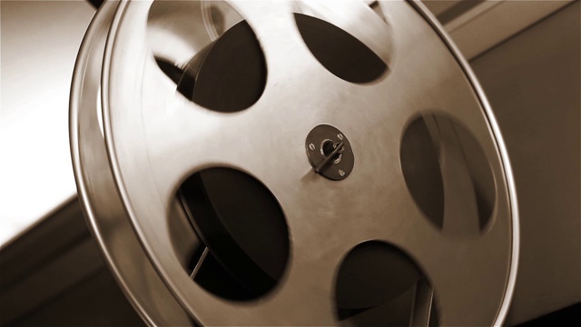 老式电影放映机在电影院播放。影片的特写。视频下载