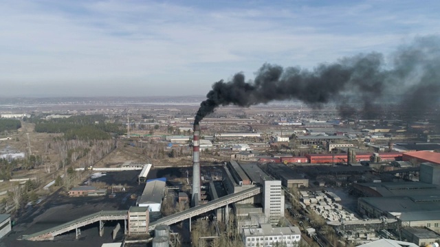 燃煤烟囱向空气中释放黑烟。视频素材