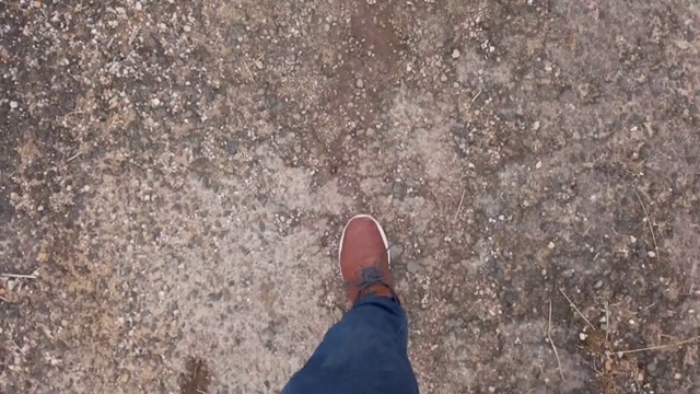 一个男人走路的4K视频视频素材