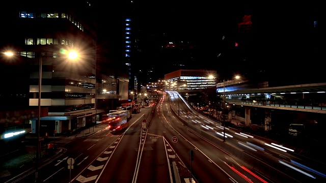现代建筑背景下的城市交通灯光轨迹视频素材