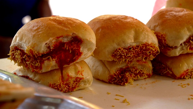 印度孟买的美食角落里各种街头小吃的特写视频下载