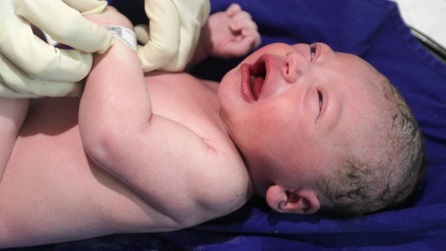 新生婴儿出生后的第一秒生命视频素材