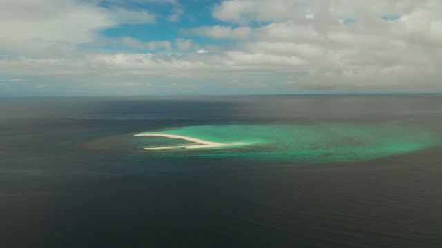 有沙滩的热带岛屿。Camiguin、菲律宾视频下载