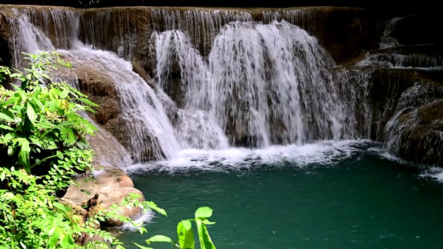 美丽的瀑布名为华美卡敏瀑布，位于泰国北碧府四面国家公园。视频素材