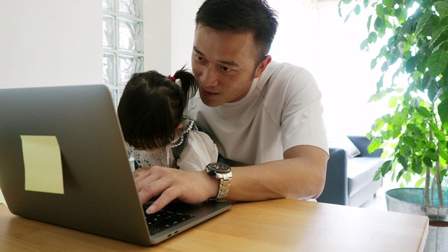 父亲和女儿一起在家工作视频素材