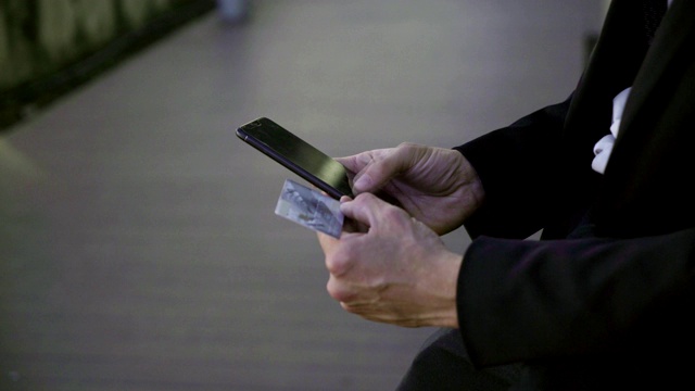 年轻男性将银行卡数据存入手机，在线支付视频素材