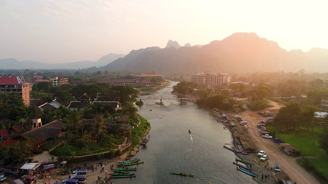 4k无人机航拍视频。老挝万荣村的一条河。视频下载