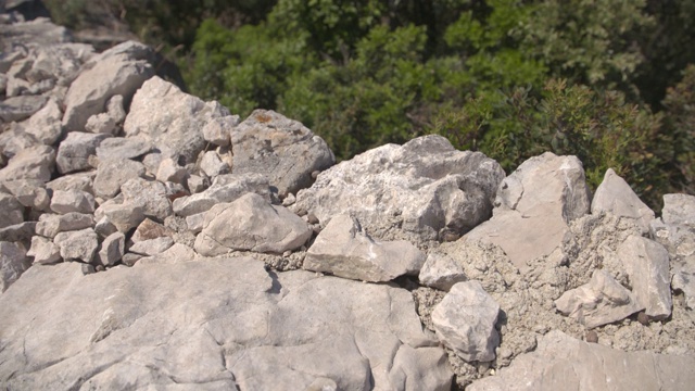 干石墙在洛辛吉岛喀斯特与倾斜的马吉亚视频下载