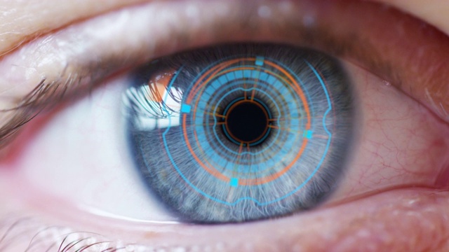 年轻男性蓝眼睛的慢动作与高科技未来虚拟现实个人安全扫描。视频素材