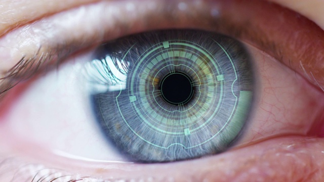 年轻男性蓝眼睛的慢动作与高科技未来虚拟现实个人安全扫描。视频素材