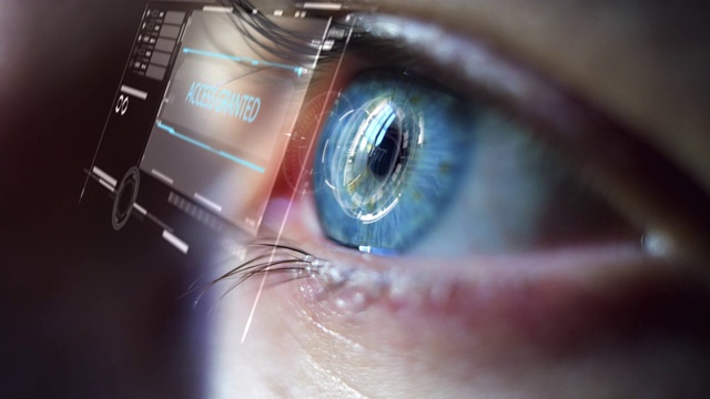 年轻男性蓝眼睛的慢动作与高科技未来虚拟现实个人安全扫描。视频下载