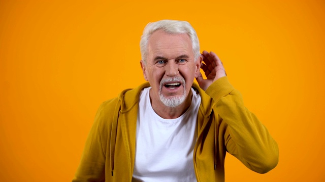 老人试听对话者，老年人健康问题，耳聋视频素材