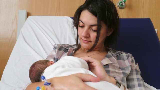 新生儿出生后第一天母乳喂养视频素材