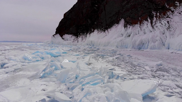 鸟瞰图的冬季冰景观在贝加尔湖。视频素材