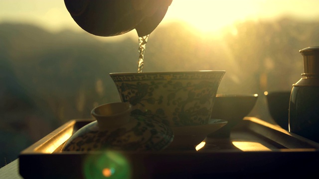泡瓷茶，把水倒进茶杯视频素材