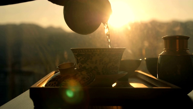 泡瓷茶，把水倒进茶杯视频下载