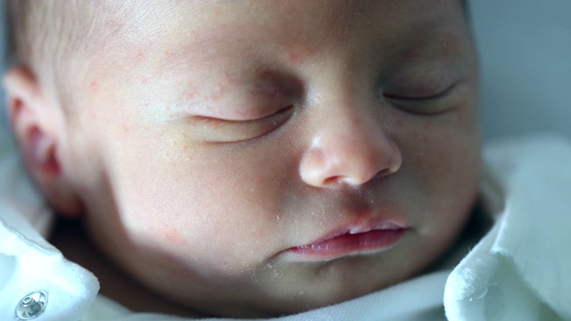 新生儿脸特写，闭着眼睛睡觉视频素材