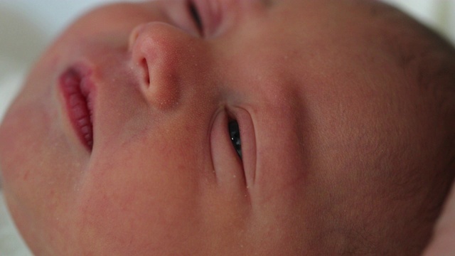 新生儿婴儿的特写，在生命的第一天视频素材