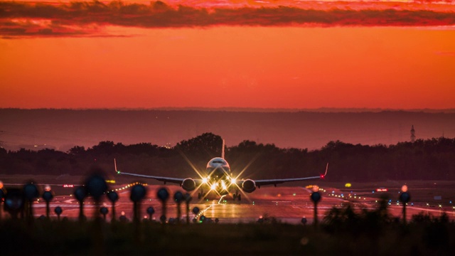 客机在日落时分起飞视频素材