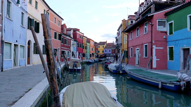 在意大利威尼斯的布拉诺岛散步。浪漫之都，典型的威尼斯风情。视频素材