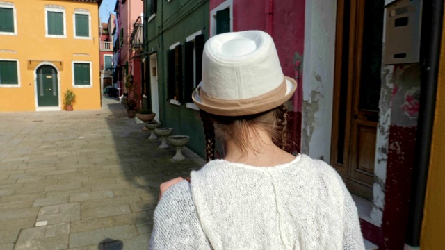 独自旅行者，年轻女性游客漫步在布拉诺岛，威尼斯，意大利，浪漫之城，典型的威尼斯风景，旅游目的地，户外，旅游，探险，冒险，旅游，多彩，旅游视频下载
