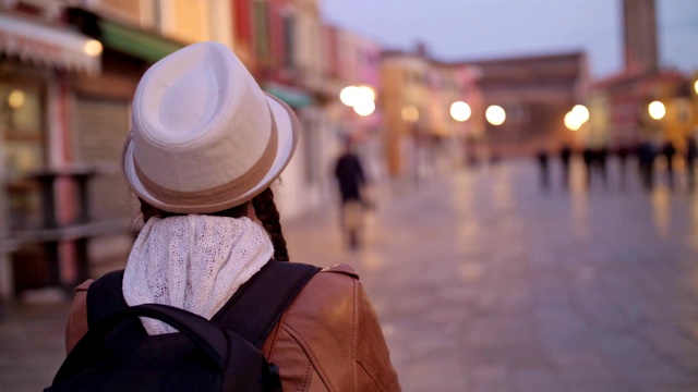 独自旅行者，年轻的女游客漫步在布拉诺岛，威尼斯，意大利。浪漫之都，典型的威尼斯风情。视频素材