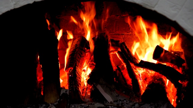 燃烧的壁炉。壁炉作为一件家具视频素材
