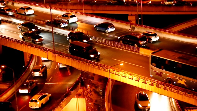 夜间在高架路上行驶的汽车视频素材