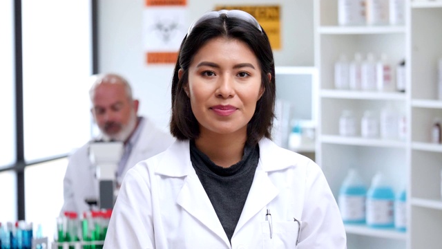 微笑的西班牙女科学家的肖像视频下载