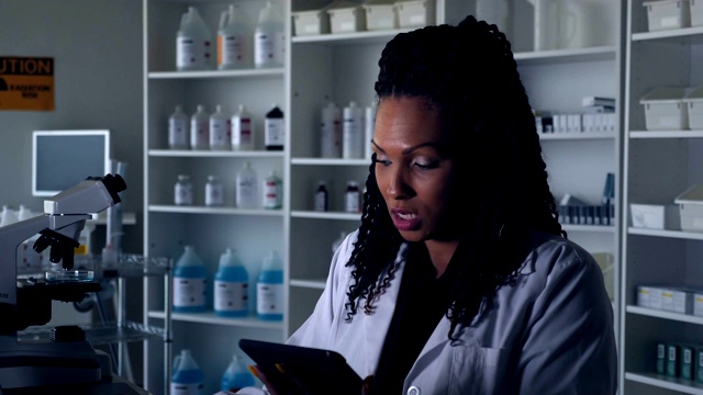 非裔美国女科学家在实验室阅读科学测试结果视频下载